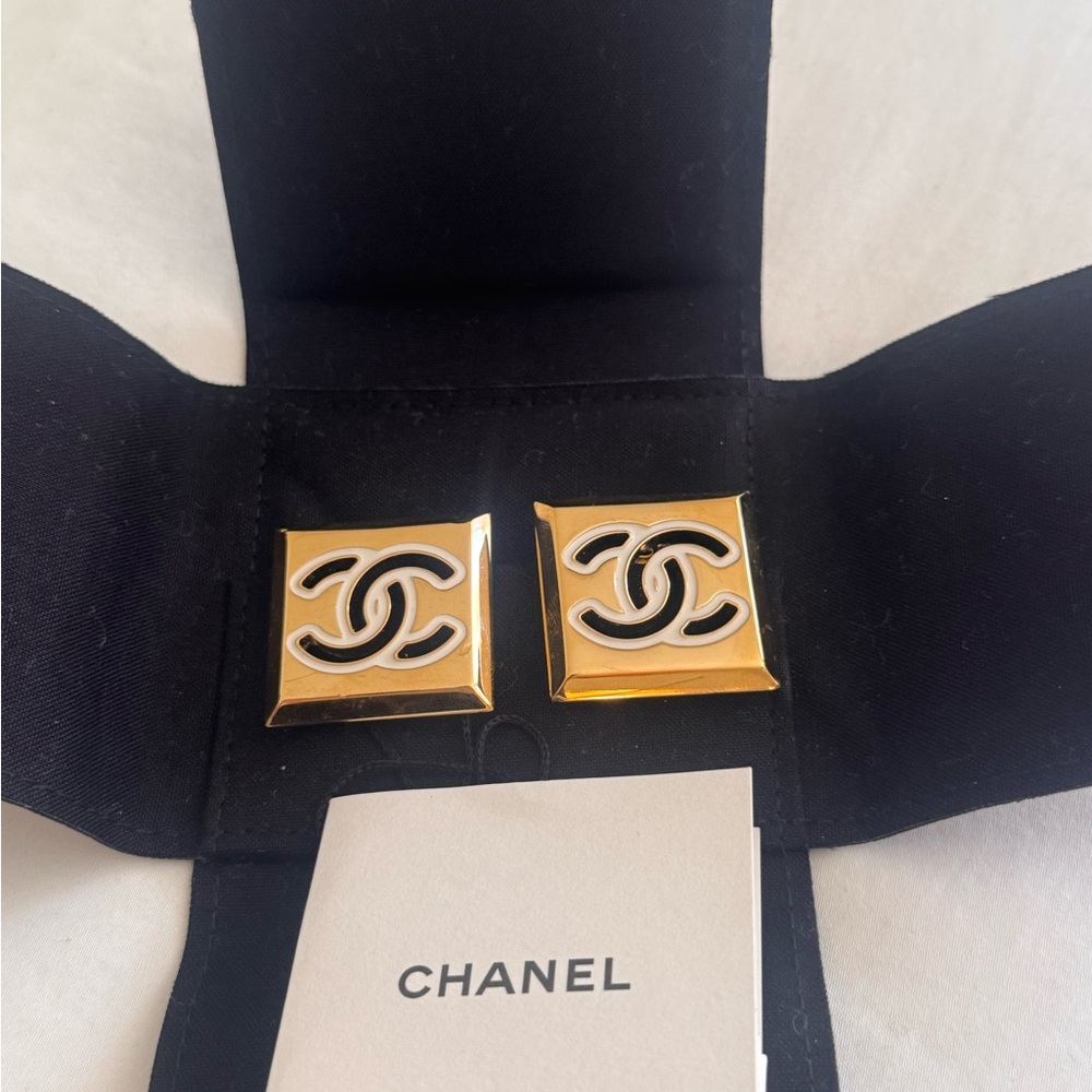 Chanel Gold and Black Clip on earrings - Picture 7 of 10